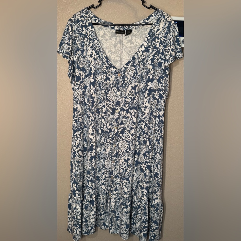 ☀️☀️☀️Rachel Zoe Blue and White Floral V-Neck Tunic
